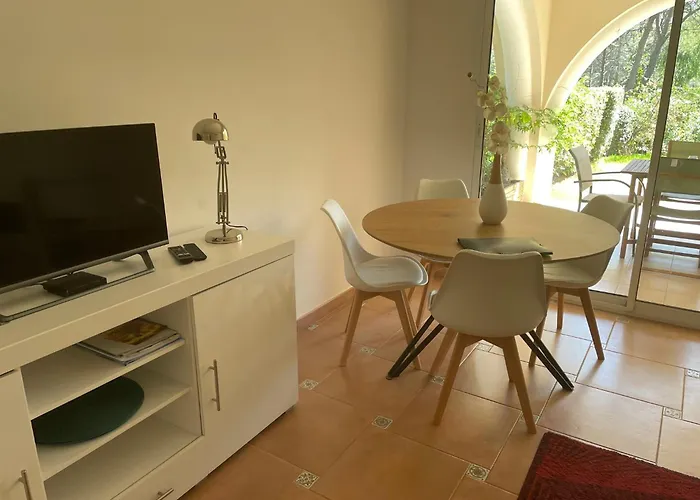 Riviera Oasis: Beachside Retreat With Pool And Tennis Apartment Saint-Raphael (Var)